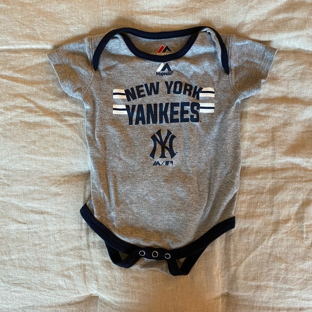New York Yankees baby onesie gray size 6-9 months